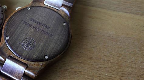 Graveer houten horloge met tekst .